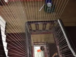 Mua lưới chắn cầu thang ở đâu, lưới an toàn cầu thang tại tphcm lap-dat-luoi-an-toan-gieng-troi-truong-hoc