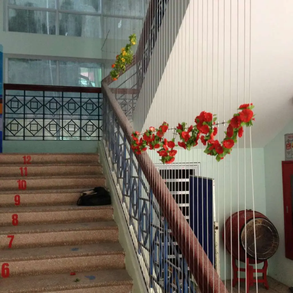 luoi-an-toan-cau-thang-tai-truong-hoc