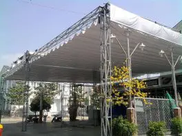 mai-xep-luon-song-che-nang-nha-hang