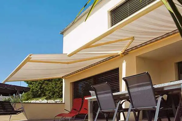 Có nên sử dụng mái hiên quay tay vào mùa hè?