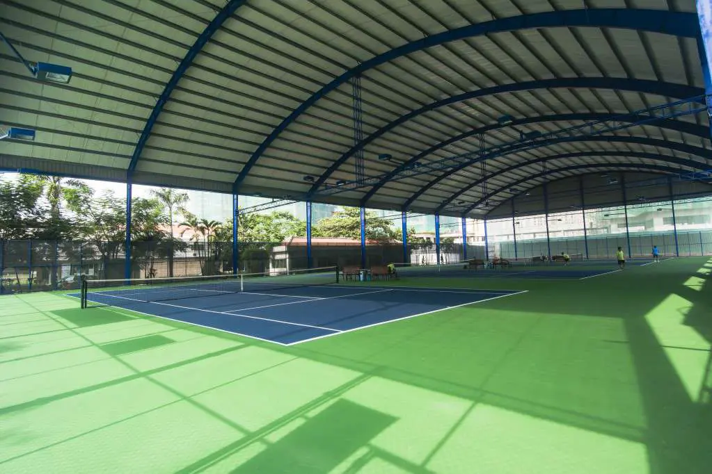 Những điểm lưu ý khi làm sân tennis có mái che